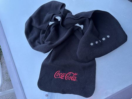 Coca-Cola Schal schwarz mit Schneeflocken