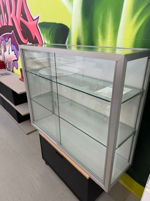 Vetrine: Glasvitrine mit Schiebetüren – Usato da Zollikofen venduto da OberliAG 1