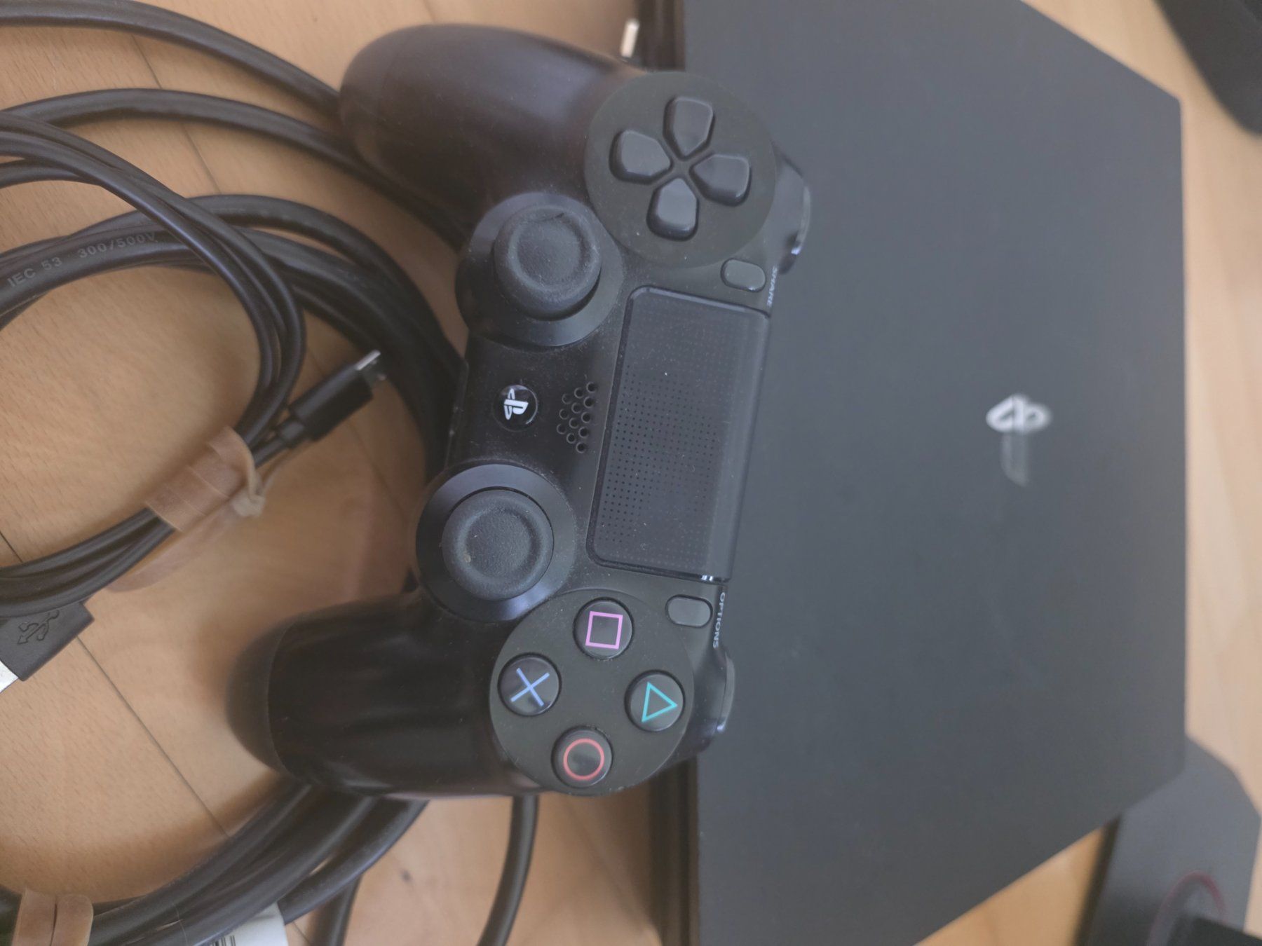 Sony Console: Sony PlayStation 4 Konsole schwarz mit Controller Kabel – Usato da Möhlin venduto da stefanie2282 1