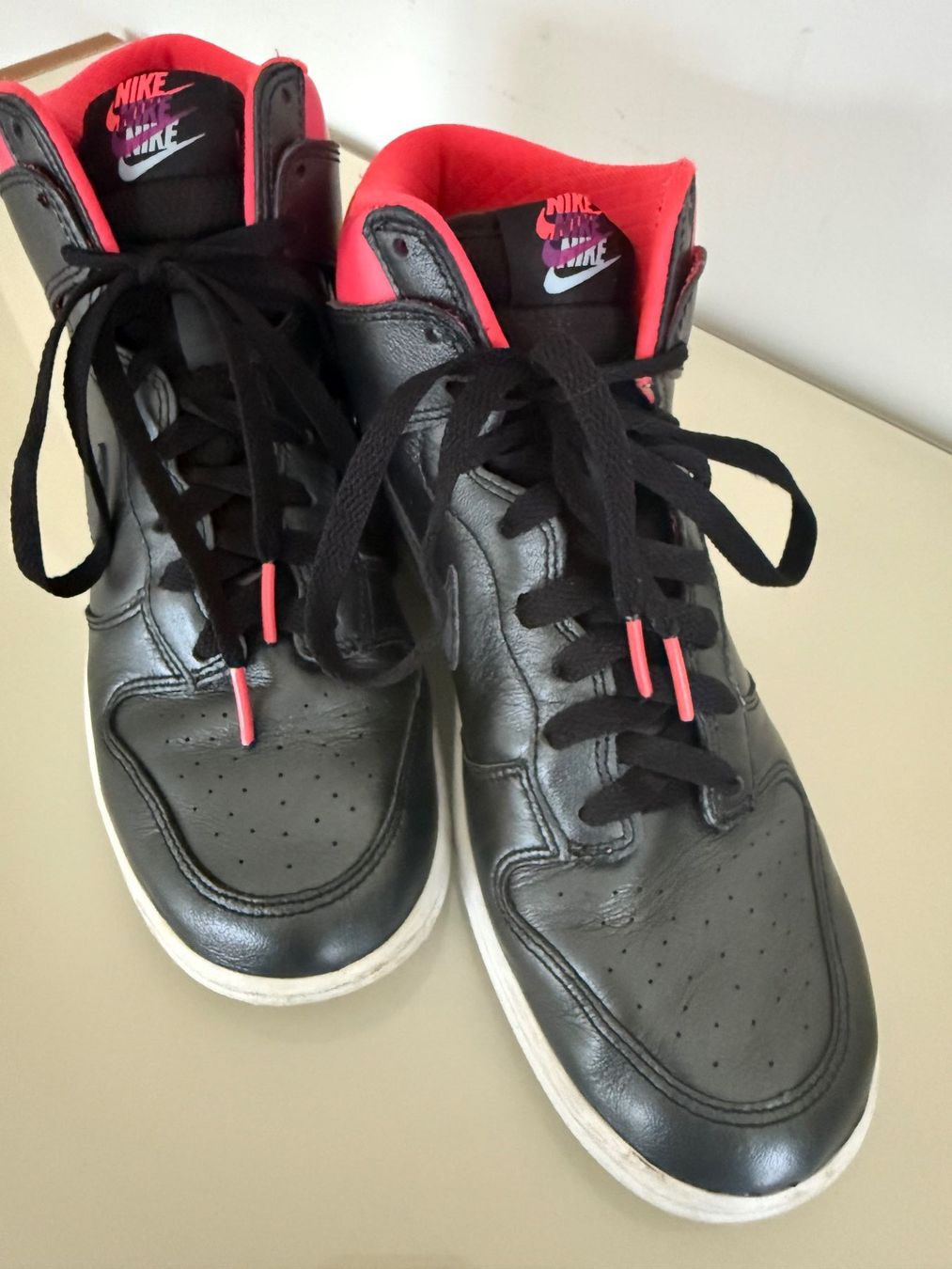 Nike Scarpe da donna: Nike Dunk High Top Sneaker Damen Sneaker Gr. 40 – Nuovo (secondo la descrizione) da Steg im Tösstal venduto da goldlionfree