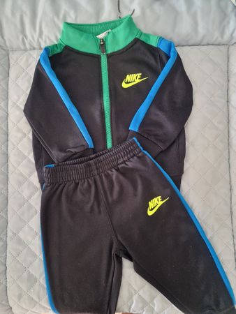 Ensemble Nike bébé (12 mois) - comme neuf! Super prix