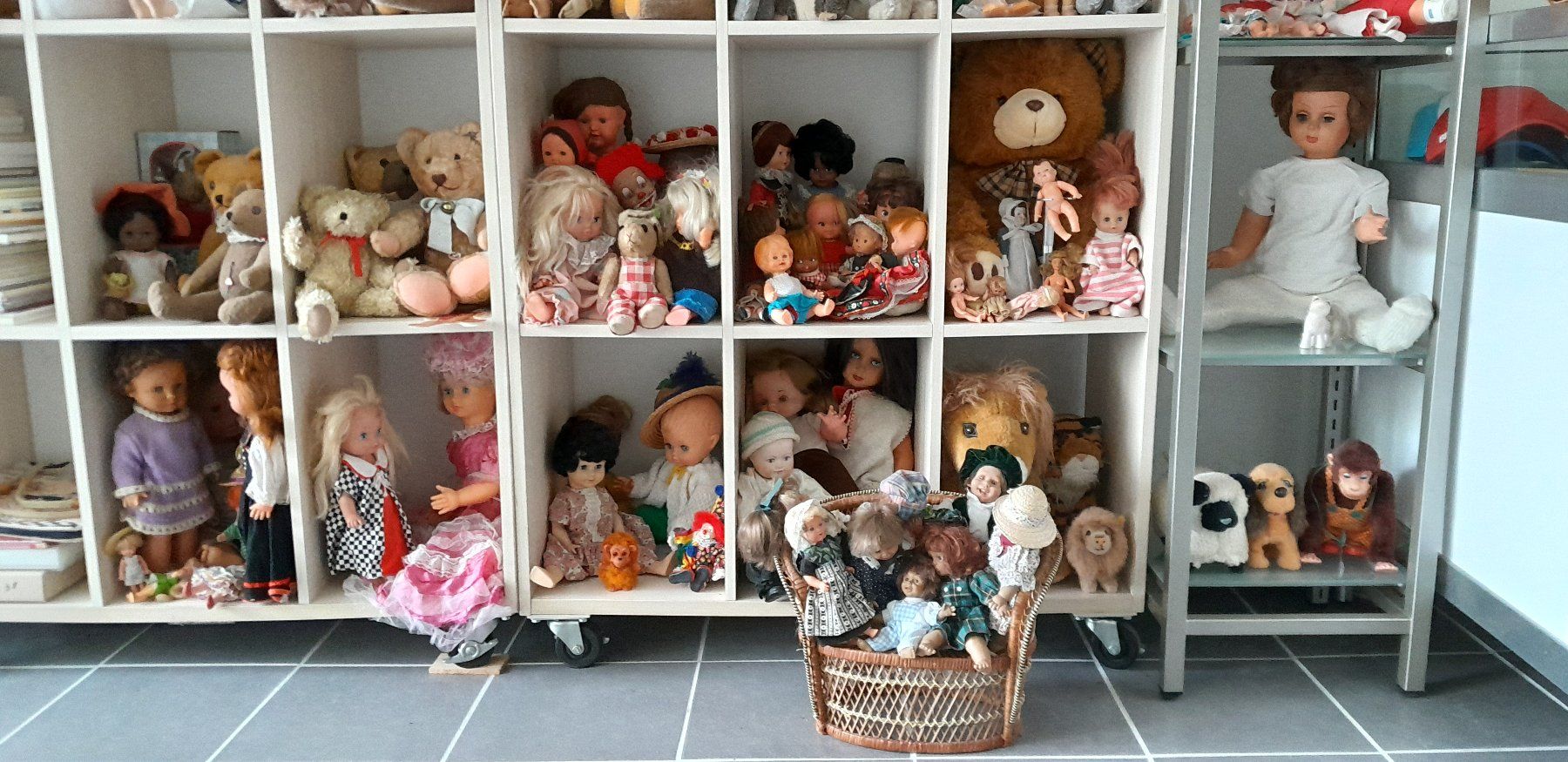 Bambole: Viele Bären, Puppen etc. – Usato da Liesberg venduto da Ragged 4