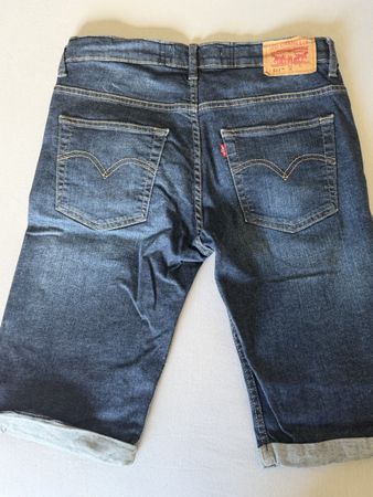Short Levi's 511 bleu foncé, parfait pour l'été!
