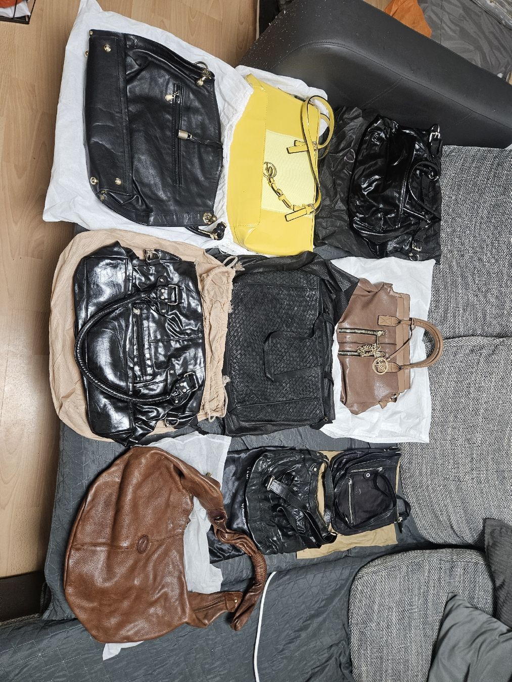 Taschen für Damen: Lots de sacs à main de marques diverses  – Neu und originalverpackt aus Payerne von rok_rd8m 3