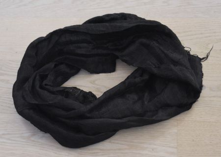 Schwarzer Rohseidenschal