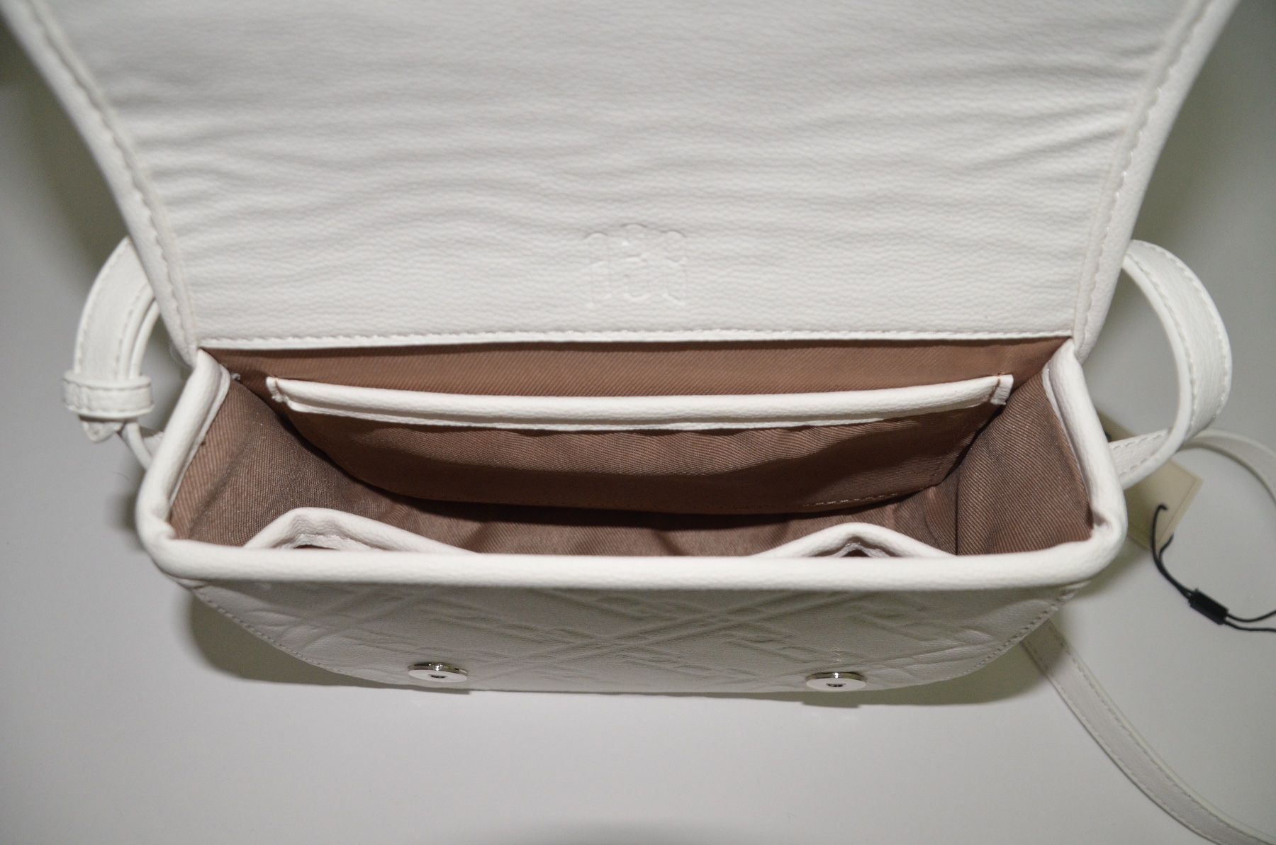 Taschen: A3B Monogram Shoulder Bag Embossed – Neu und originalverpackt aus Bäretswil von swiss.thrift.shop 2