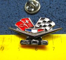CHEVROLET CORVETTE 409 RACING-FLAGS AUTO PIN GEPRÄGT SILBRIG