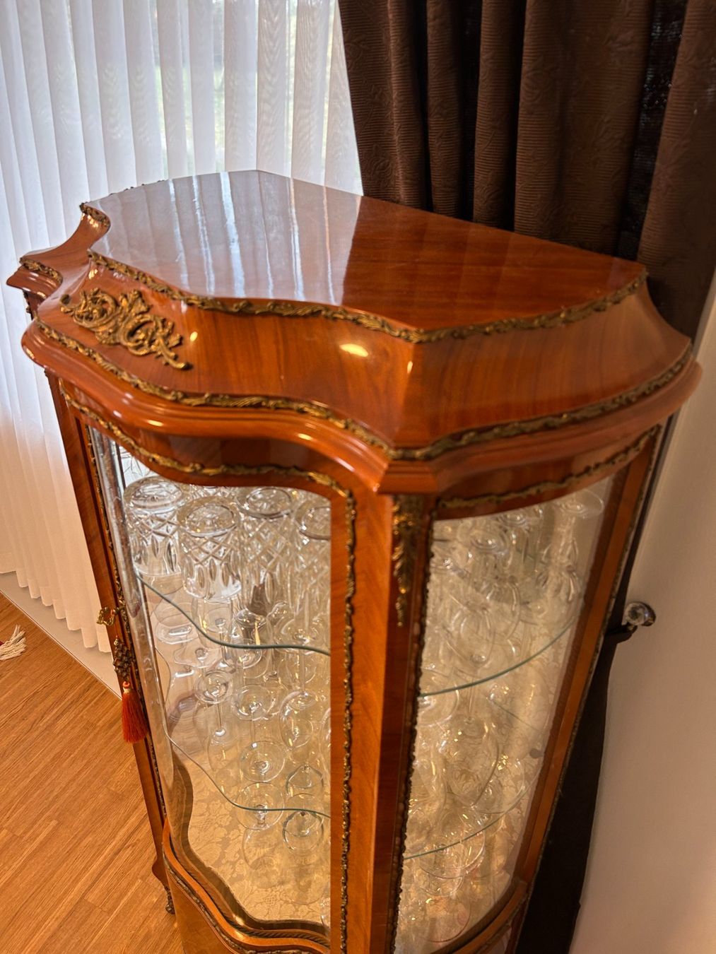 Vetrine: Louis XV Vitrine mit elegant gebogenem Glas – Usato da Küsnacht ZH venduto da filo_fila8700 5