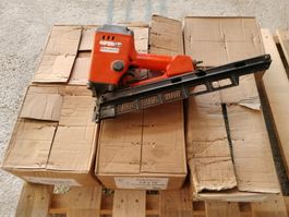 Holzher Nagelpistole mit vielen Nägeln