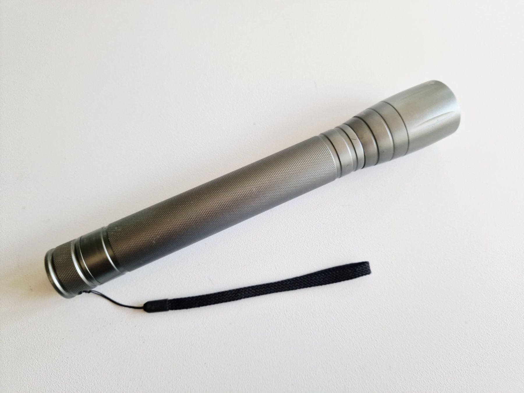 Lampade: Grosse hell und weit leuchtende LED Taschenlampe – Usato da Hallau venduto da CHACLA 2