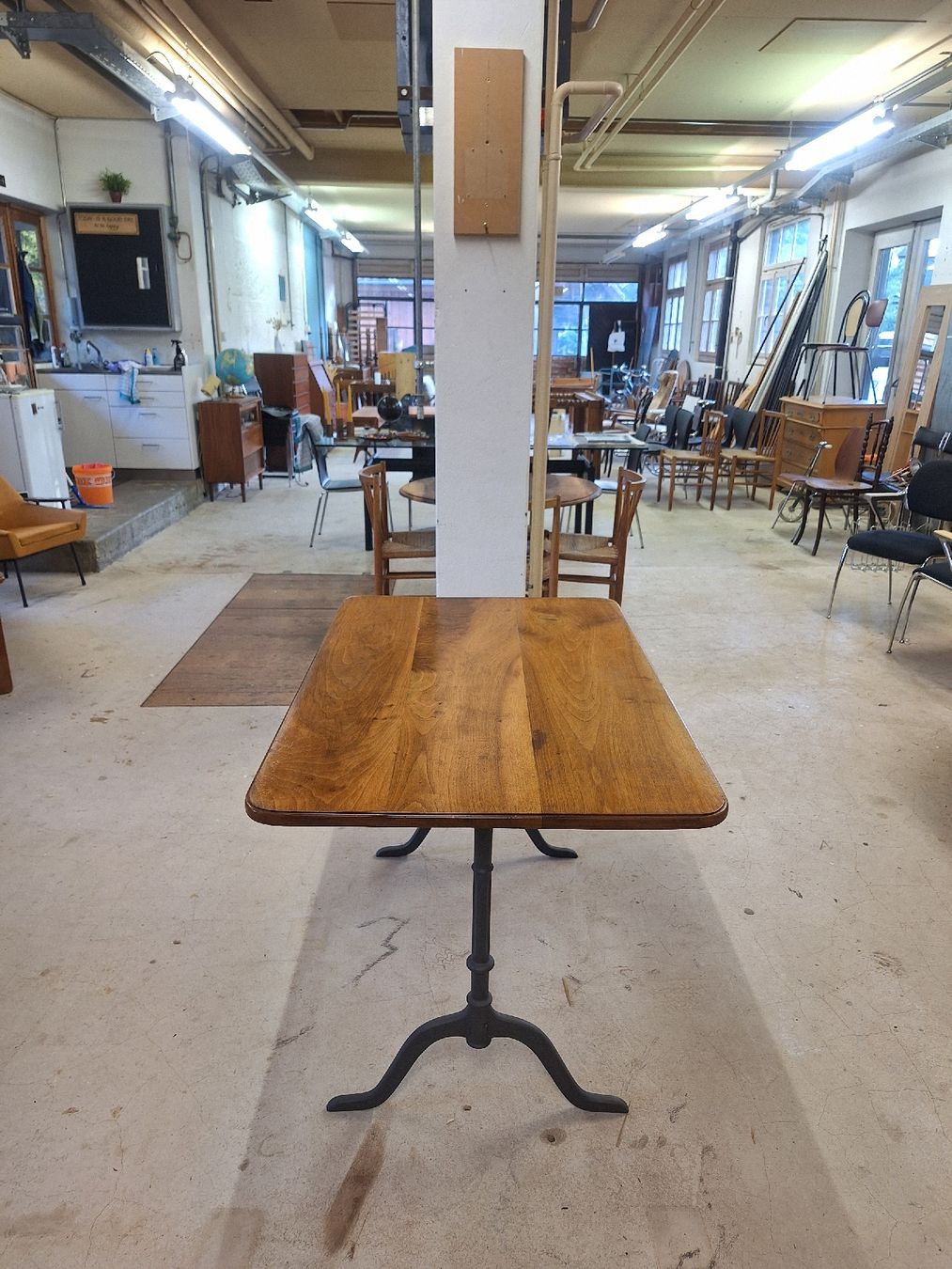 Tavoli: Bistrotisch Nussbaum, Gusseisenfüsse – Usato da Urtenen-Schönbühl venduto da Atelier21_bern 5