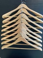 Schöne Kleiderbügel aus Holz, neu