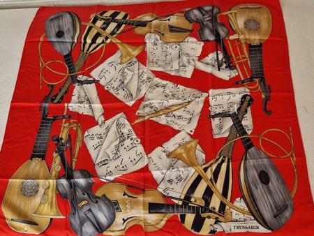 Edles Foulard von Trussardi - Musik