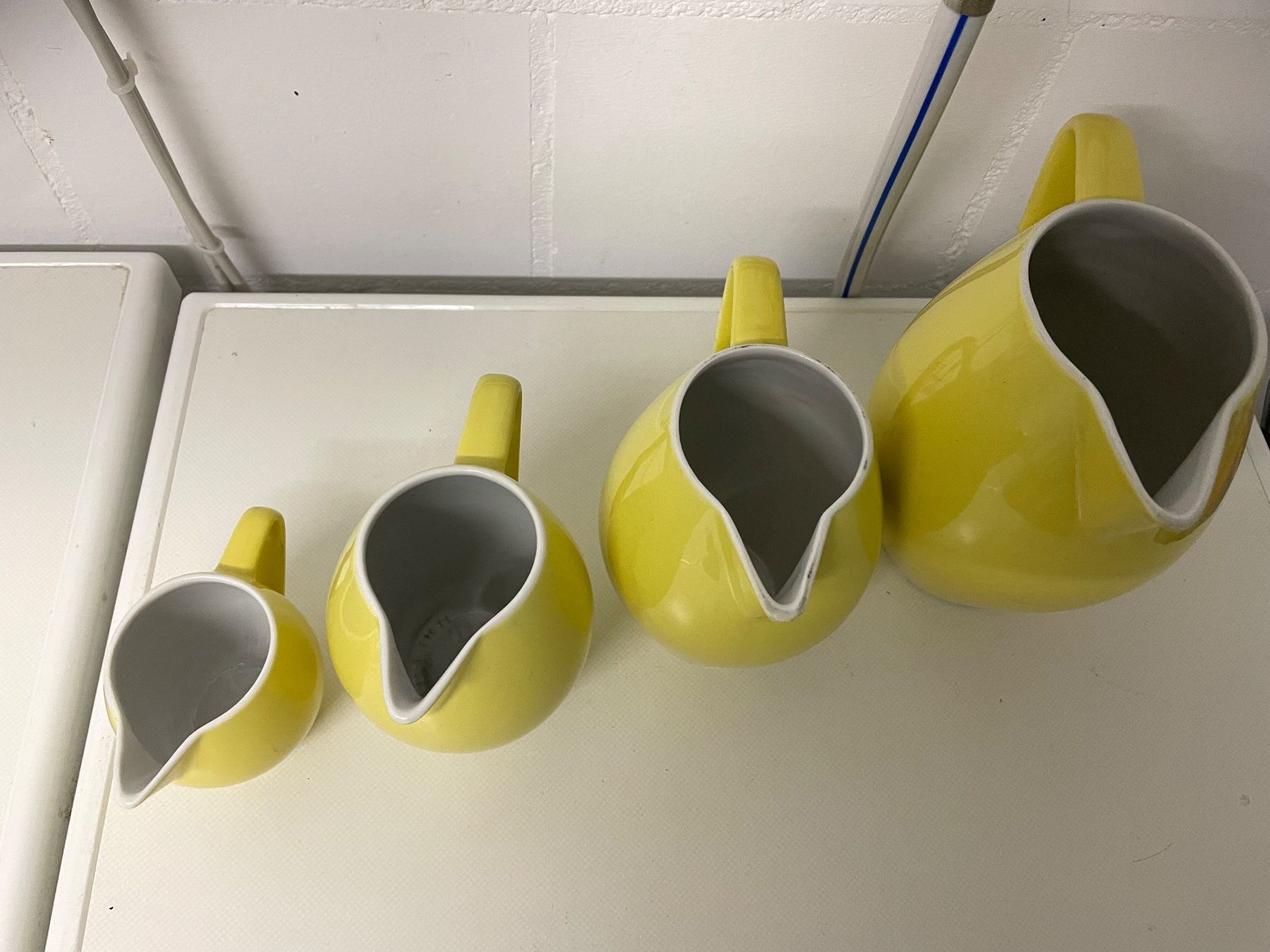 Rössler Caraffe: 4 pots à lait Rössler jaune – Usato da Les Genevez JU venduto da fabliane 1