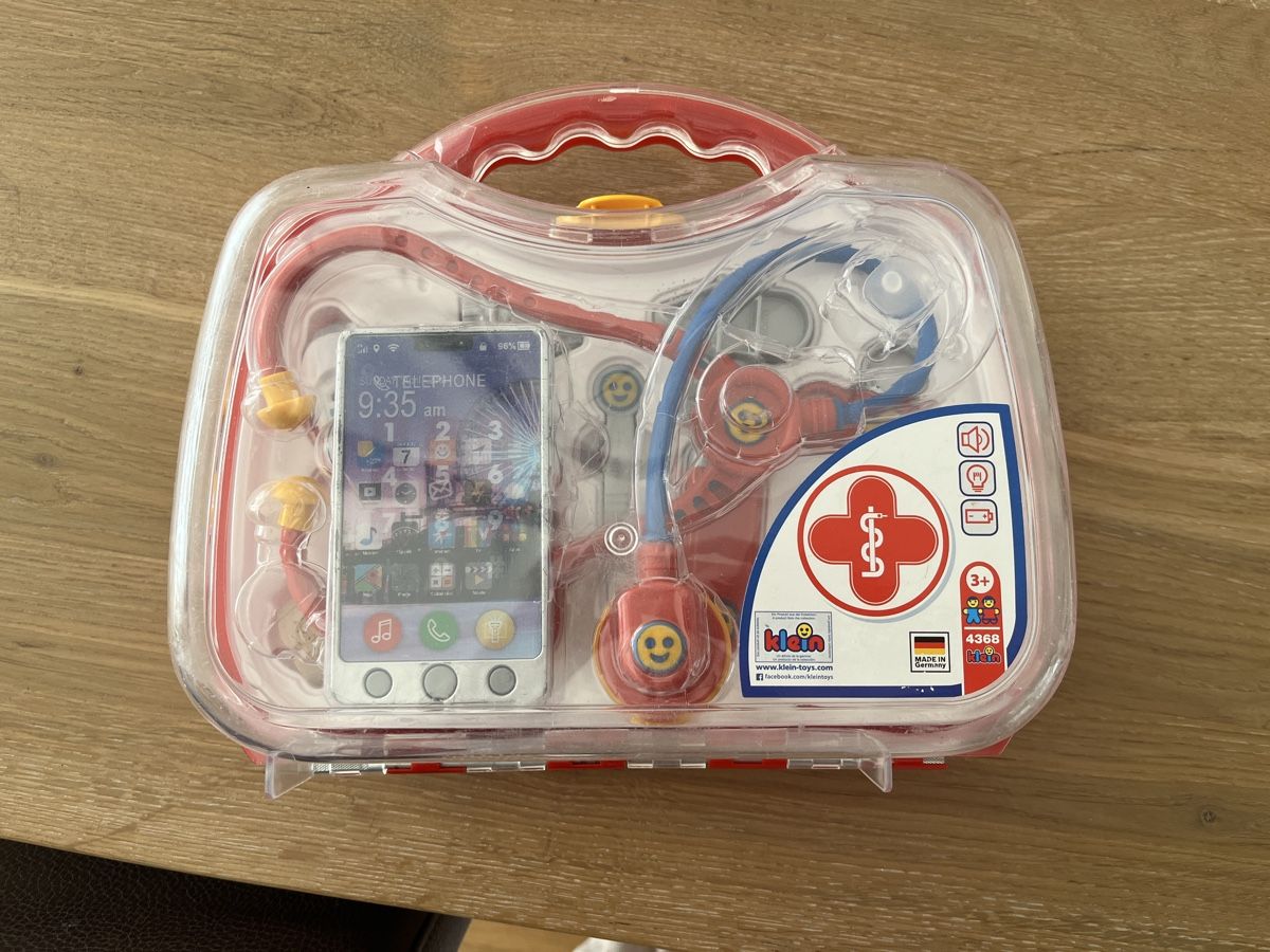 Giocattoli: Theo Klein Arztkoffer - Smartphone und Thermometer – Usato da Ruswil venduto da silver06