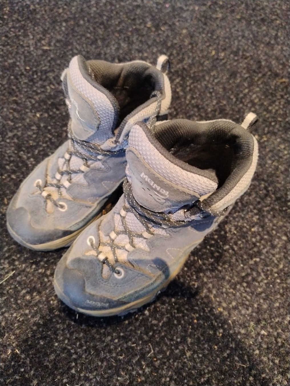 Meindl Chaussures hommes: Wanderschuhe Gr. 30 Meindl – D'occasion à Bätterkinden par livingdreams