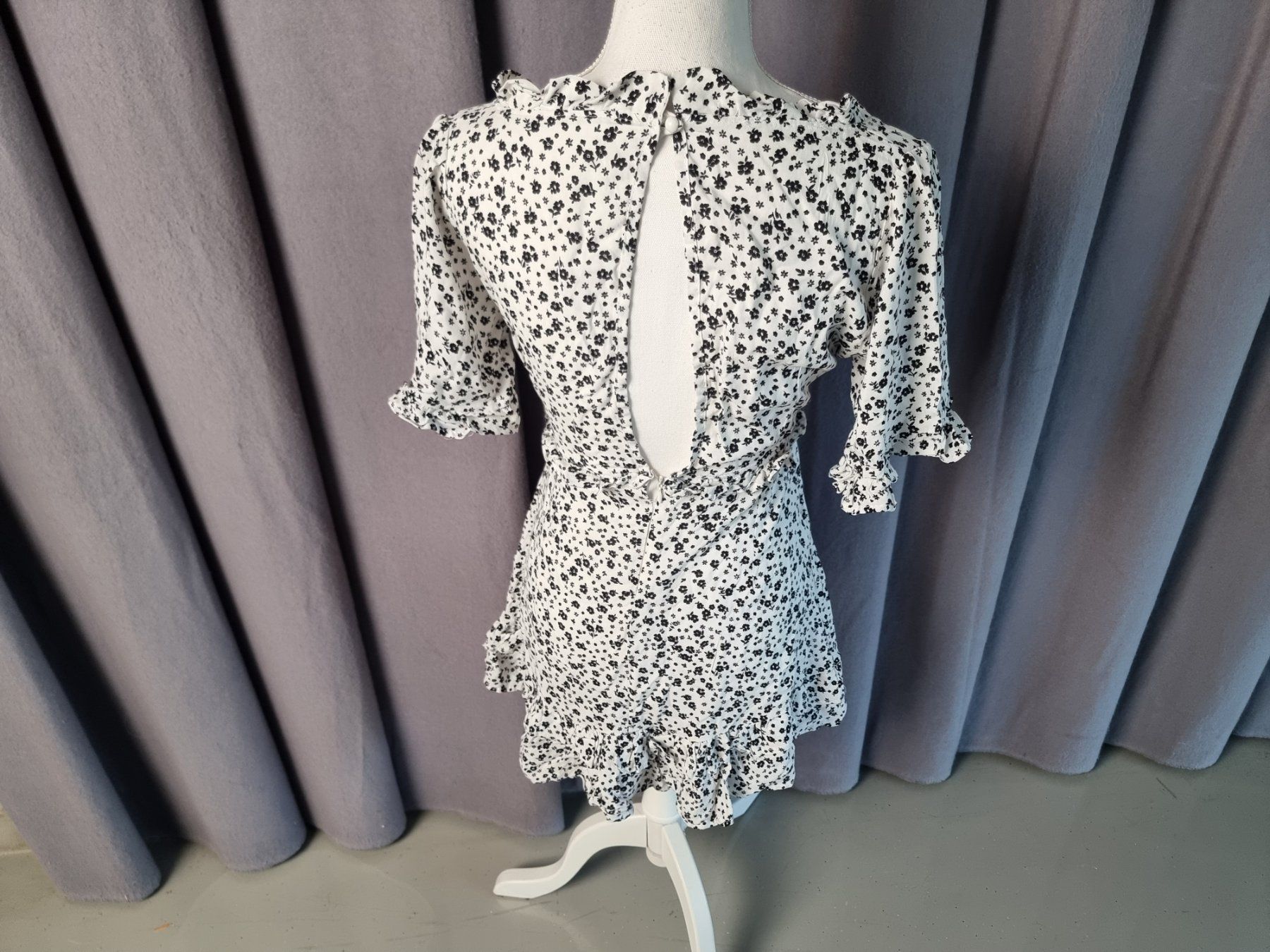 Kleider: Schwarz-weisses Kleid – Gebraucht aus Urtenen-Schönbühl von Restwert_Schoenbuehl 1