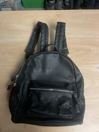 Schwarzer Rucksack mit Sternen - Ideal für den Alltag!