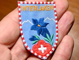 VINTAGE Badge INTERLAKEN - ST. GALLER STICKEREI klein