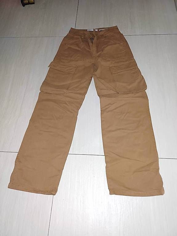 Bershka Pantaloni: 2 Pantalons cargo Bershka – Usato da Bex venduto da Sakito