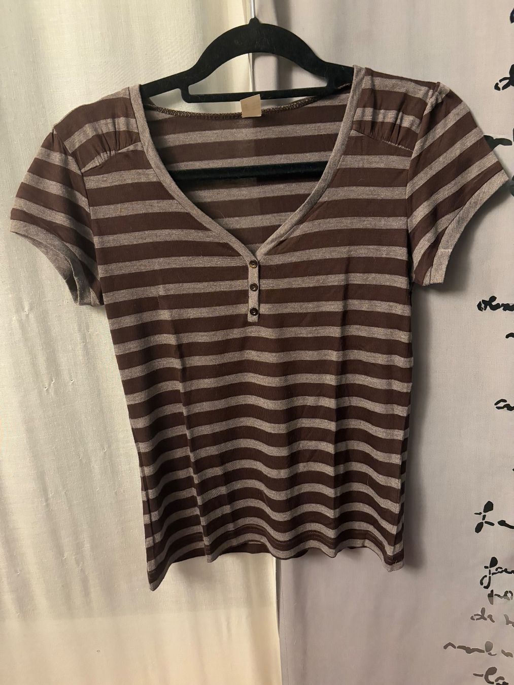 T-Shirts: T-shirt rayé marron et gris, col V – Gebraucht aus Lausanne von milou201619