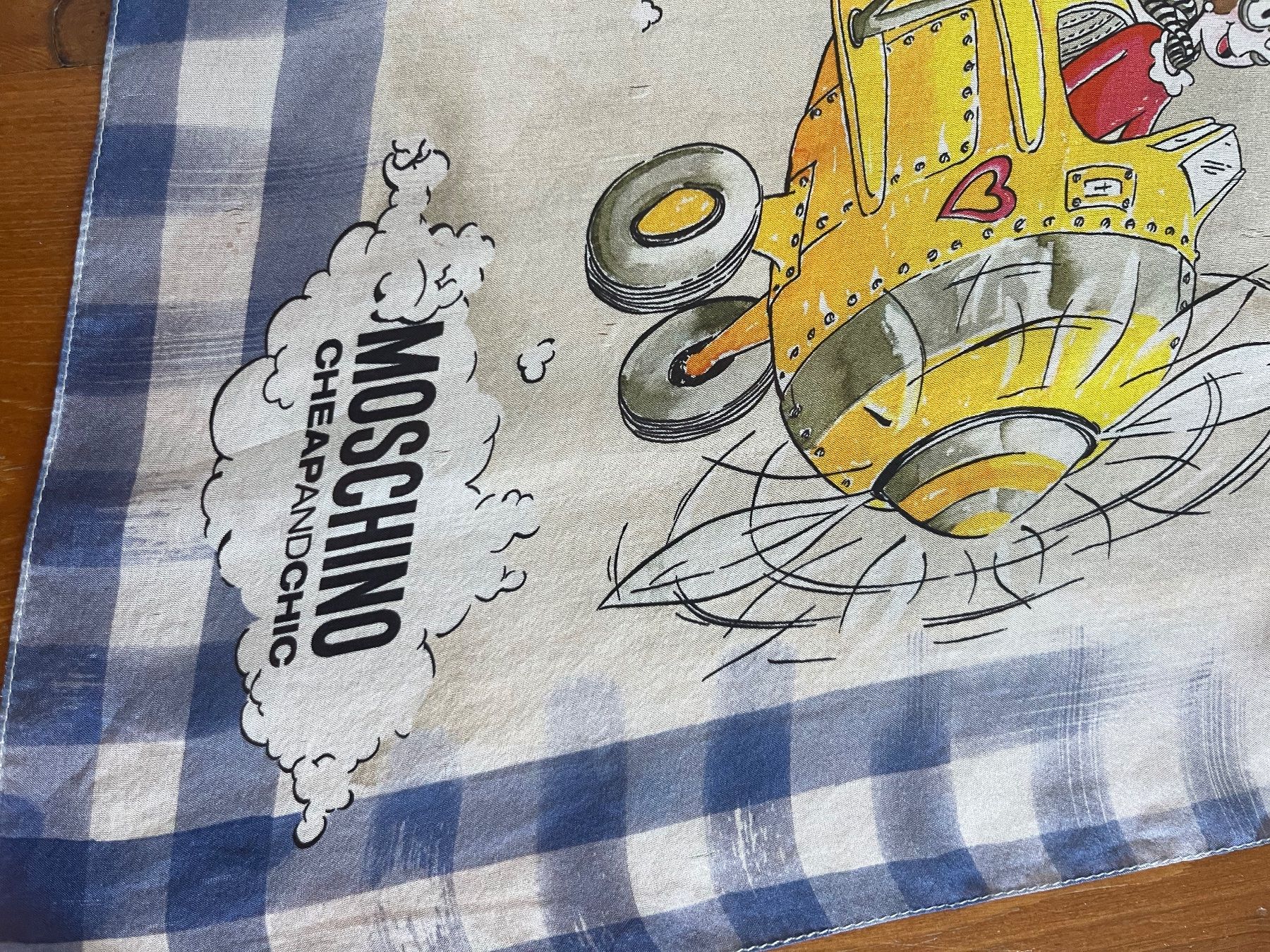 Moschino Foulard & Sciarpe: Moschino Seidenfoulard – Usato da Saanen venduto da SoniaMichaela 6