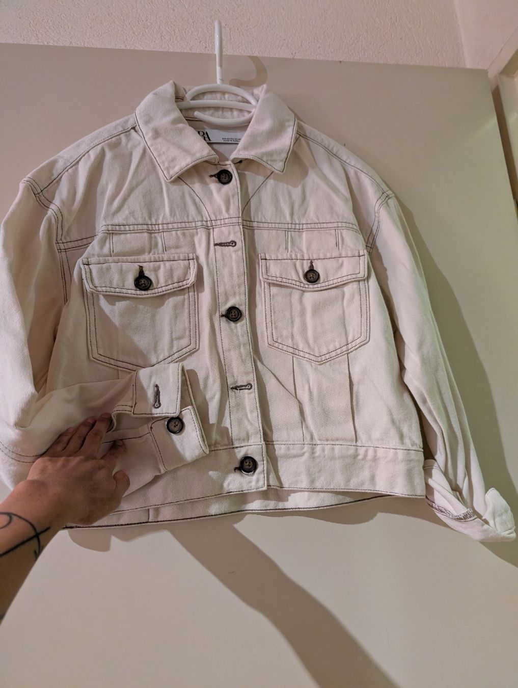 Zara Jacken: veste en jean blanc cassé  – Neu (gemäss Beschreibung) aus Yverdon-les-Bains von yaya_1978