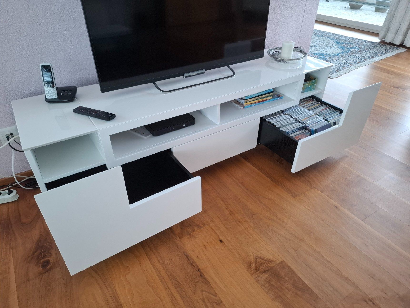 Mobili TV: Elegantes TV-Möbel, hochglanz-weiss – Usato da Buchs ZH venduto da Jaipur01 2