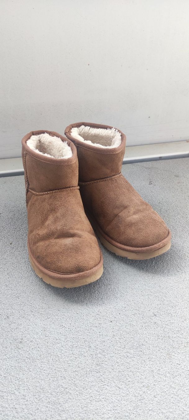 Chaussures hommes: Simil ugg mini n37 – D'occasion à Lausanne par eli_klm7