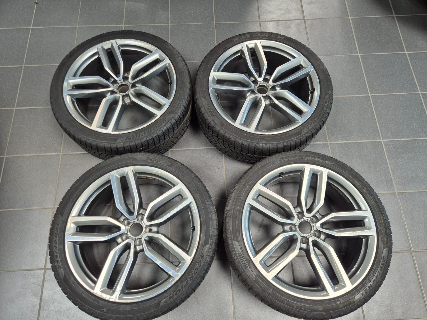 Audi Pneus & Roues: Winterräder 21" Audi SQ5 – D'occasion à Kloten par Gmaranello 1