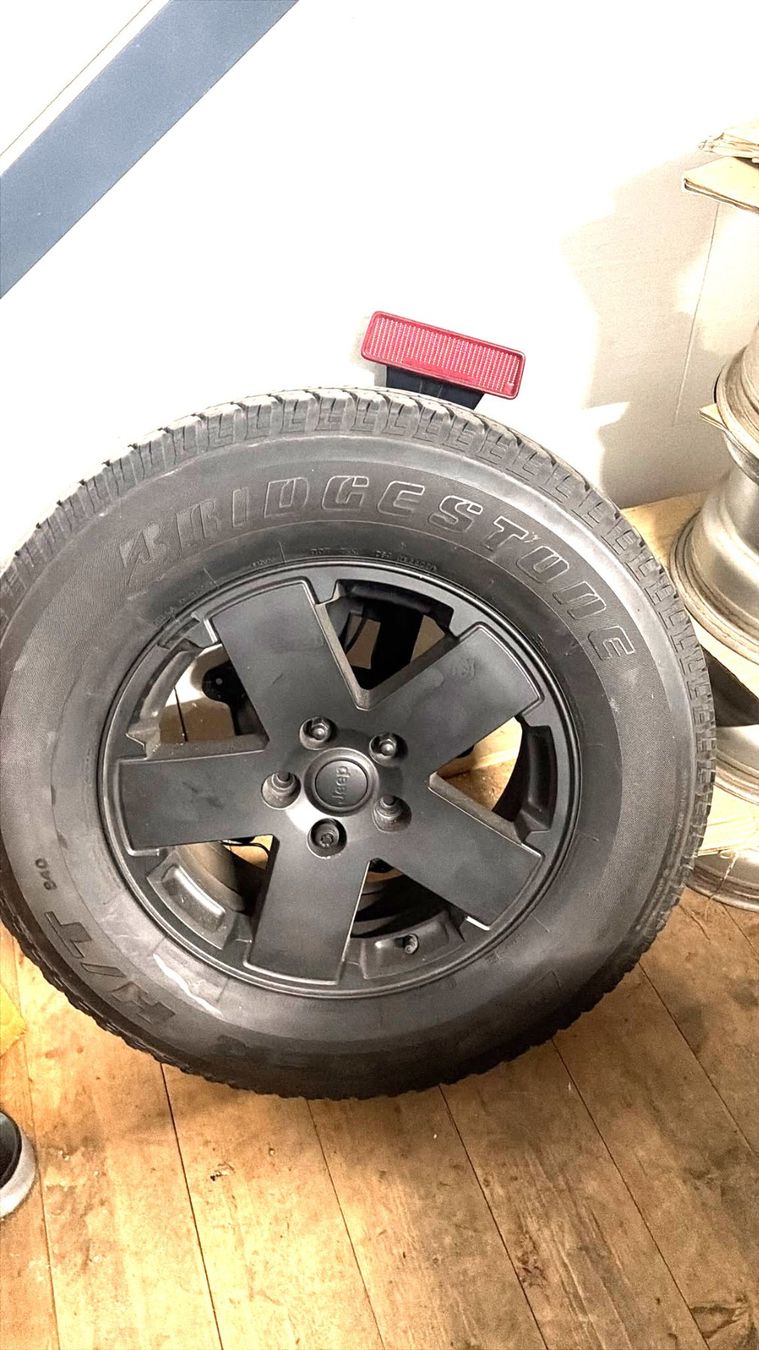Jeep Pneumatici & Ruote complete: Reserverad Jeep Wrangler  06- 18 mit Halter – Usato da Flühli LU venduto da Overland_Motors