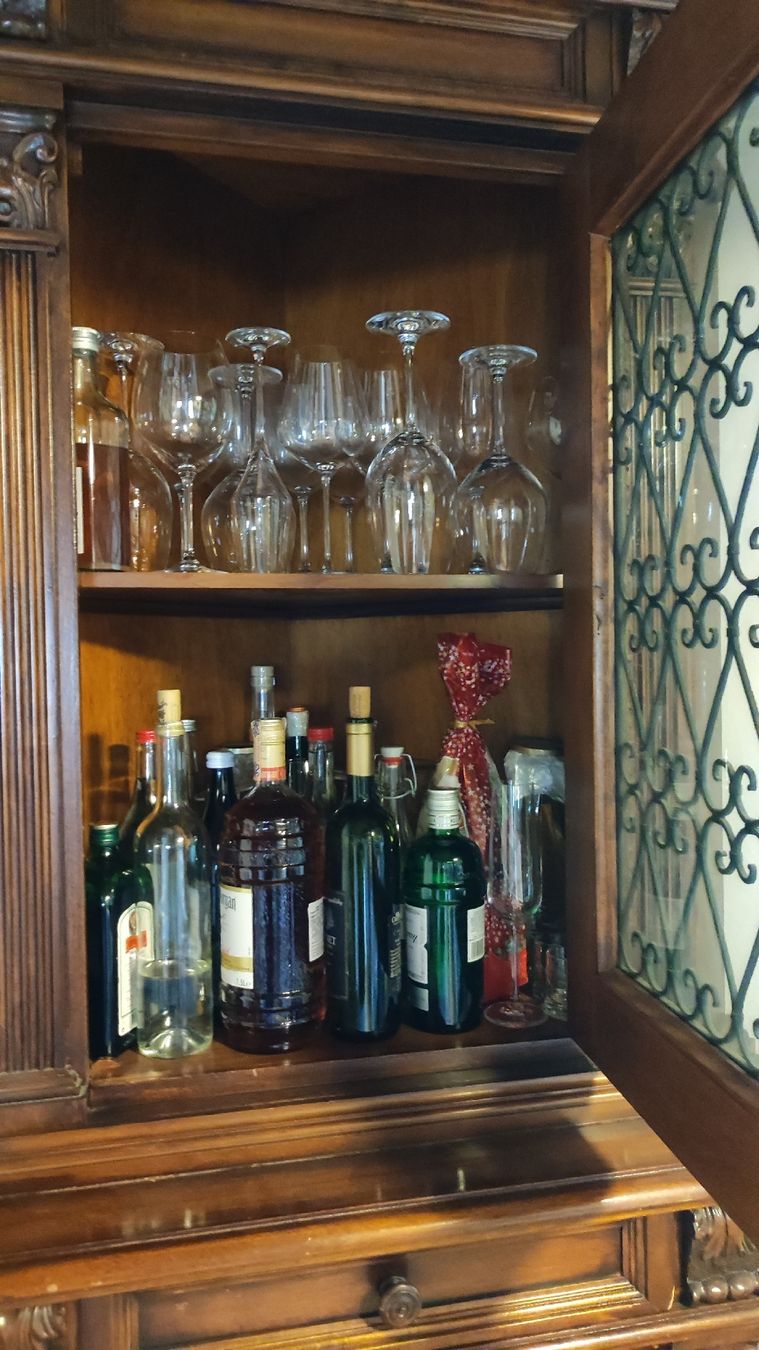 Vitrinen: Eckschrank Nussbaum mit Glasfront – Gebraucht aus Trun von sta_qg85 3