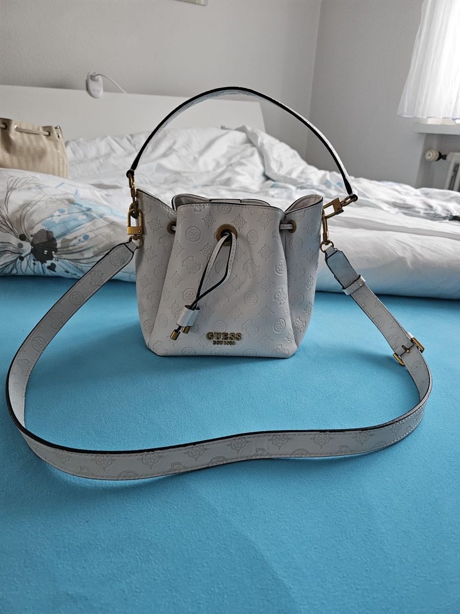 Guess Borse da donna: Weisse Guess Handtasche – Nuovo (secondo la descrizione) da Pfäffikon ZH venduto da Tetu.33