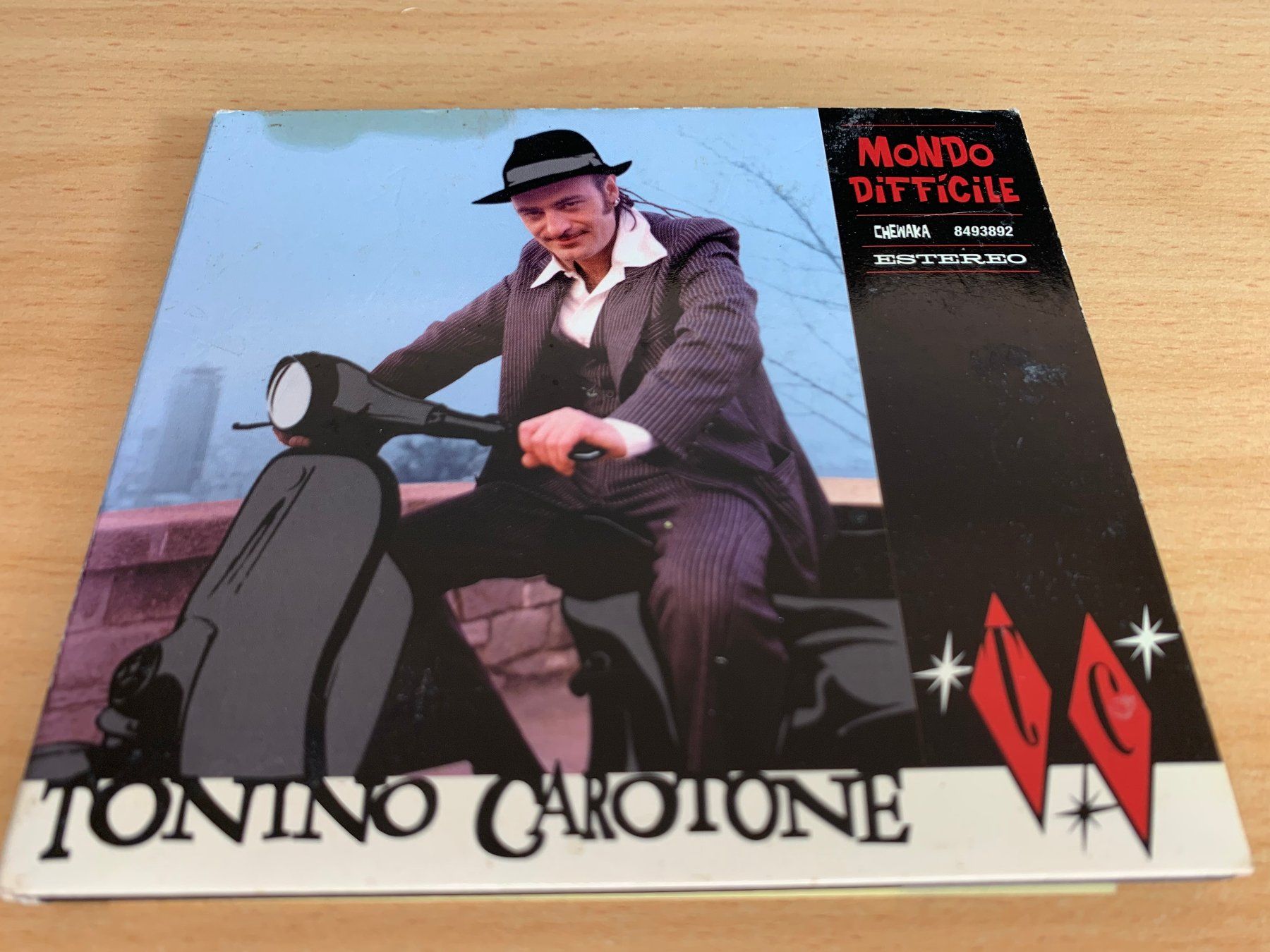 CD: Tonino Carotone – Mondo Difficile – Usato da Rikon im Tösstal venduto da Alpenmutz