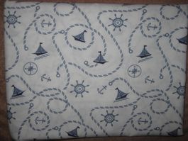 Baumwollstoff weiss mit blauen Segelbooten, Ankern..