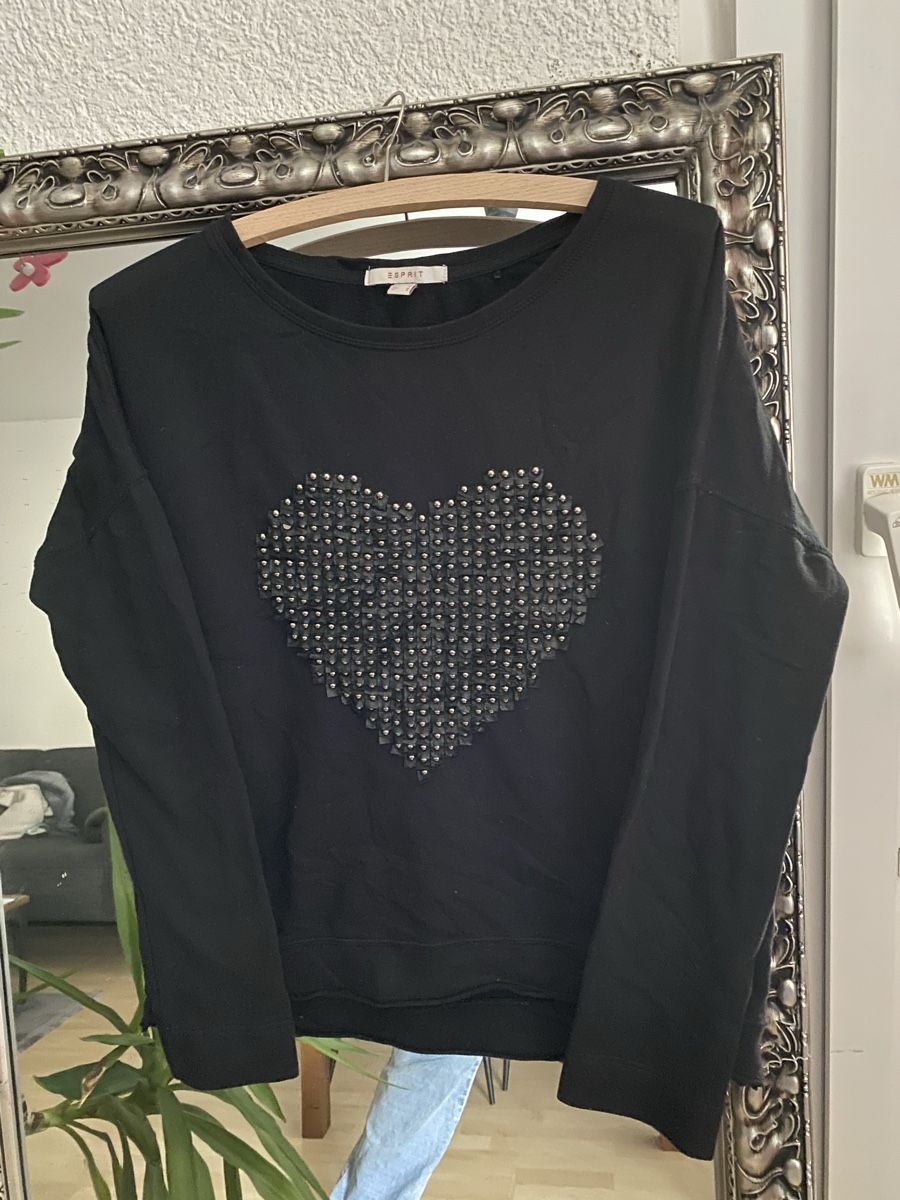 Esprit Pullover & Sweatshirts: Esprit Sweater schwarz, mit Herz-Applikation,Gr.M – Gebraucht aus Horw von ast_b5c6