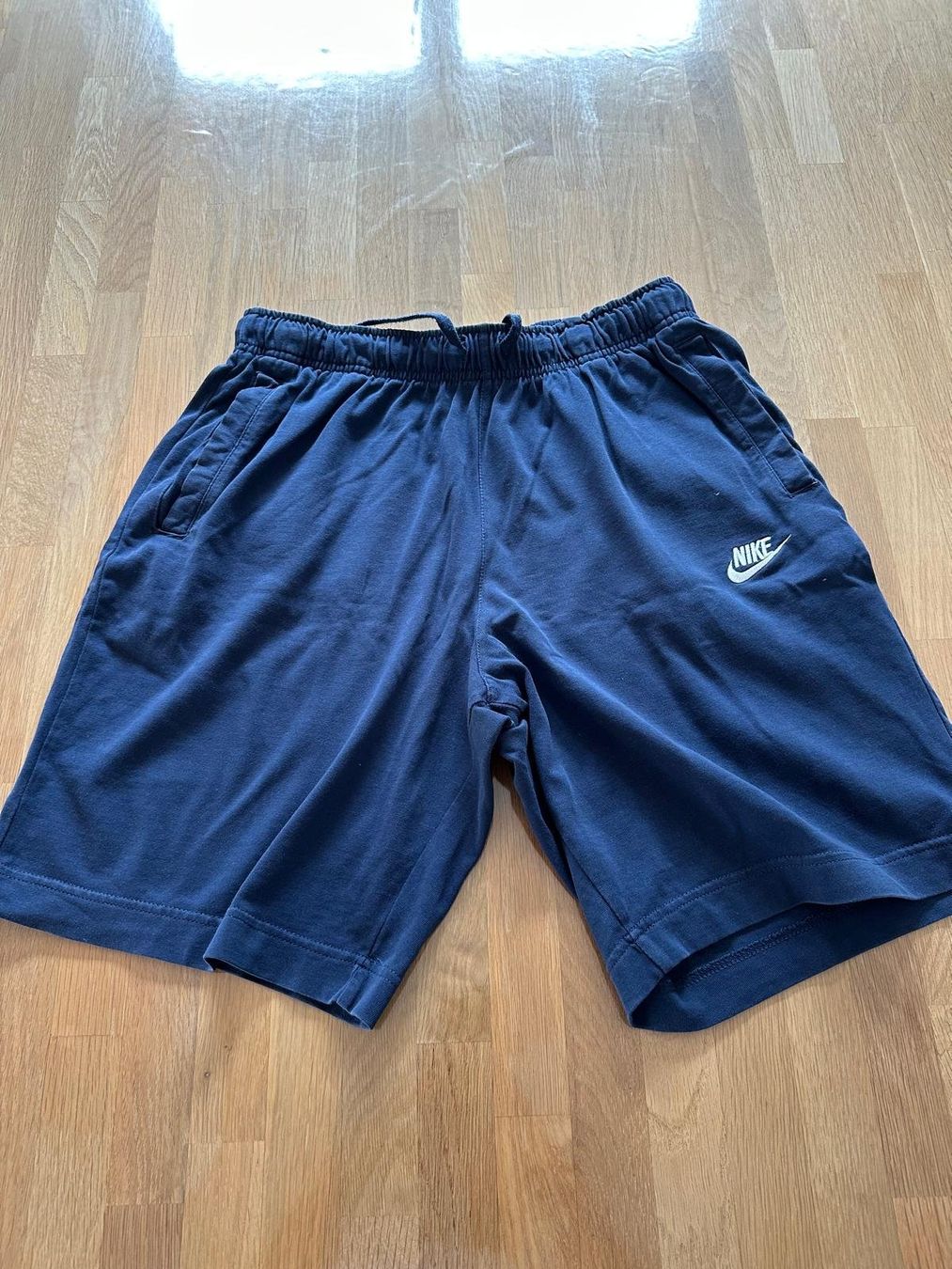 Nike Pantaloni: Short Nike bleu marine taille M – Usato da Vétroz venduto da enz_gr95