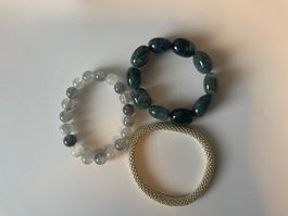 Schmuck-Set von drei Armbänder