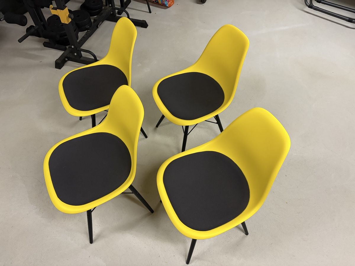 Vitra Sedie: 4 Stk. Charles Eames Vitra Stühle – Usato da Biel/Bienne venduto da dalbotex 1