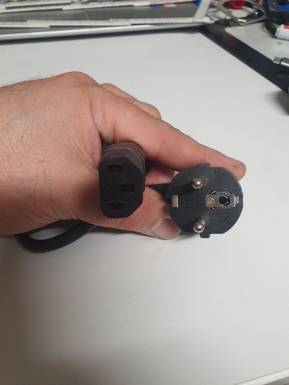 Cavi: Netzkabel 230 V DE FR C13 Schuko Stromkabel 2 m – Usato da Zürich venduto da Alibaba1234 2