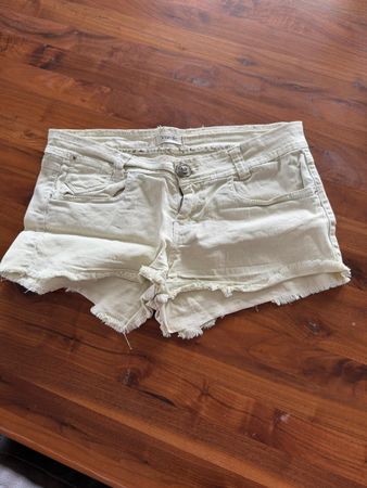 Gut erhaltene Sommer-Shorts, hellgelb, Grösse 38