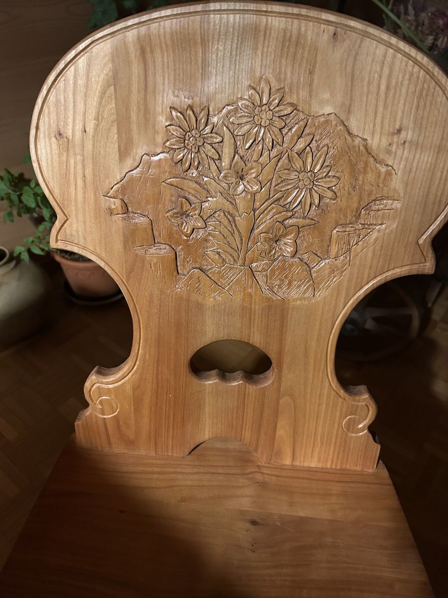 Sedie: Stuhl Stabelle Kirschbaum Holz handgeschnitzt – Usato da Wengi b. Frutigen venduto da Niesen3714 3