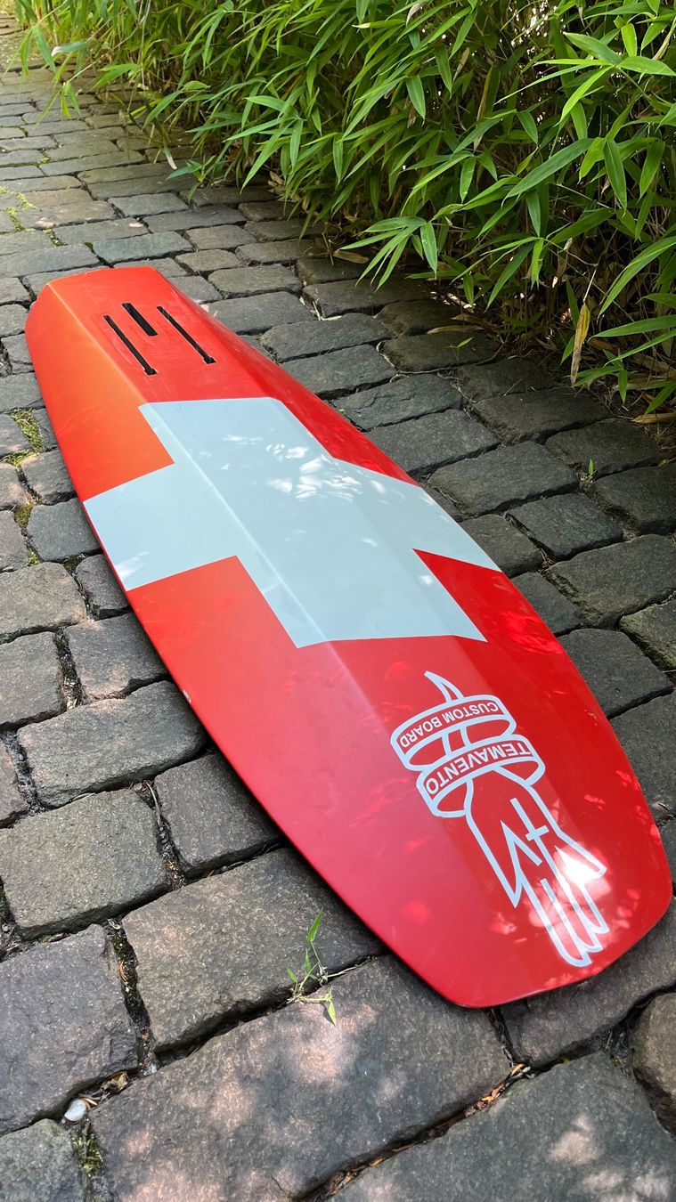 Planches de surf: Planche Kitefoil Carbone Temavento – D'occasion à Lausanne par Bluefireteam
