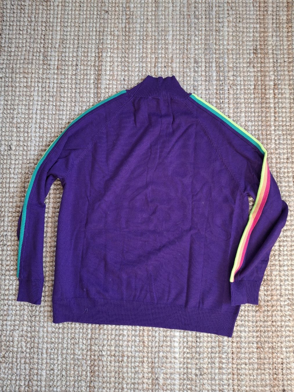Maglioni & Felpe: Pull violet avec lignes multicolores sur les épaules TU – Nuovo e nell'imballaggio originale da Lausanne venduto da Cognitia 1