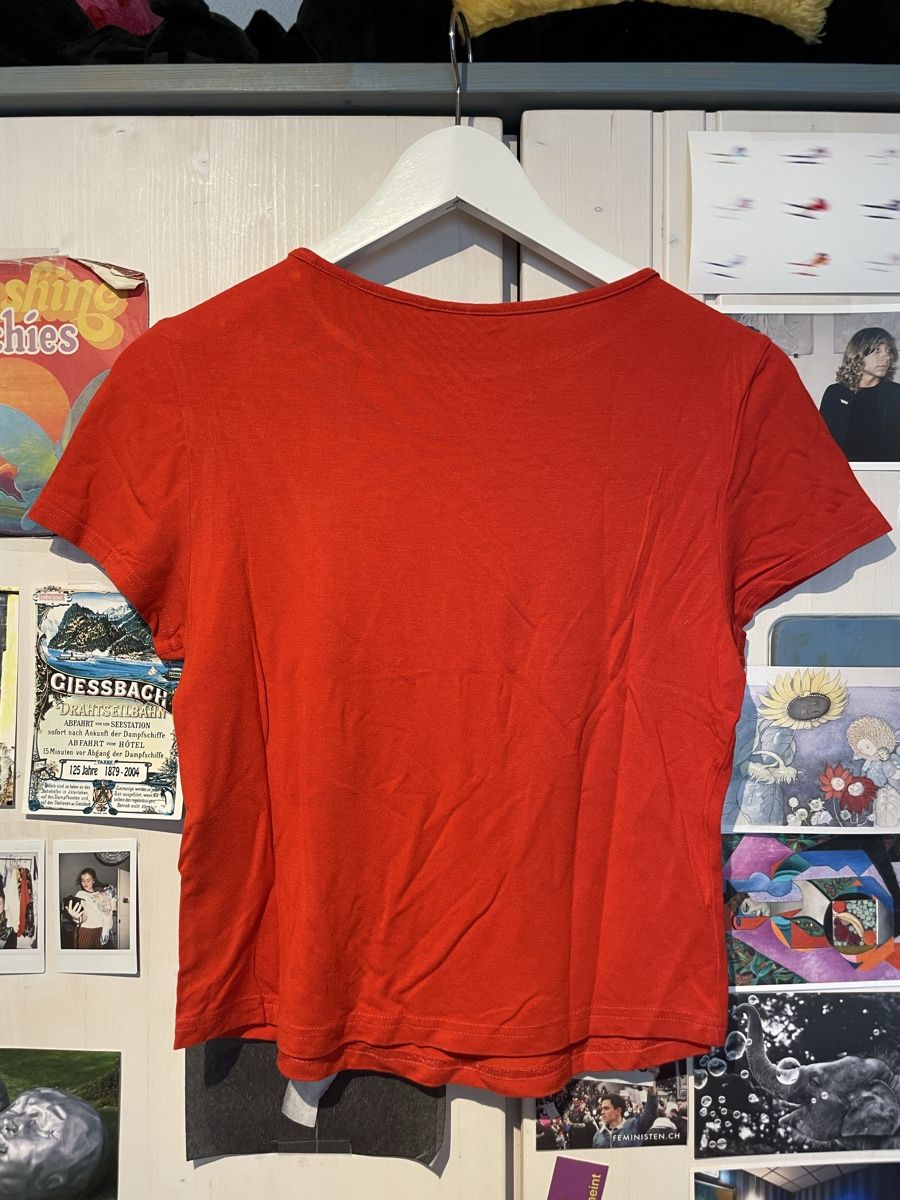 Weekday T-shirt: Rotes T-Shirt – Usato da Turgi venduto da eiiinalem 3