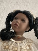 Sammlerpuppe Porzellan mit Ständer, Festtagskleid