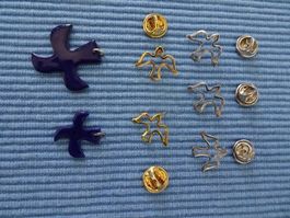NEU. 2 Emaille-Anhänger und 5 Friedenstauben Ansteck-Pins