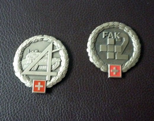 Schweizer Armee Uniformi: 2 Schweizer Armee Beret Embleme - Béret Emblem – Difettoso da Adliswil venduto da di_hans
