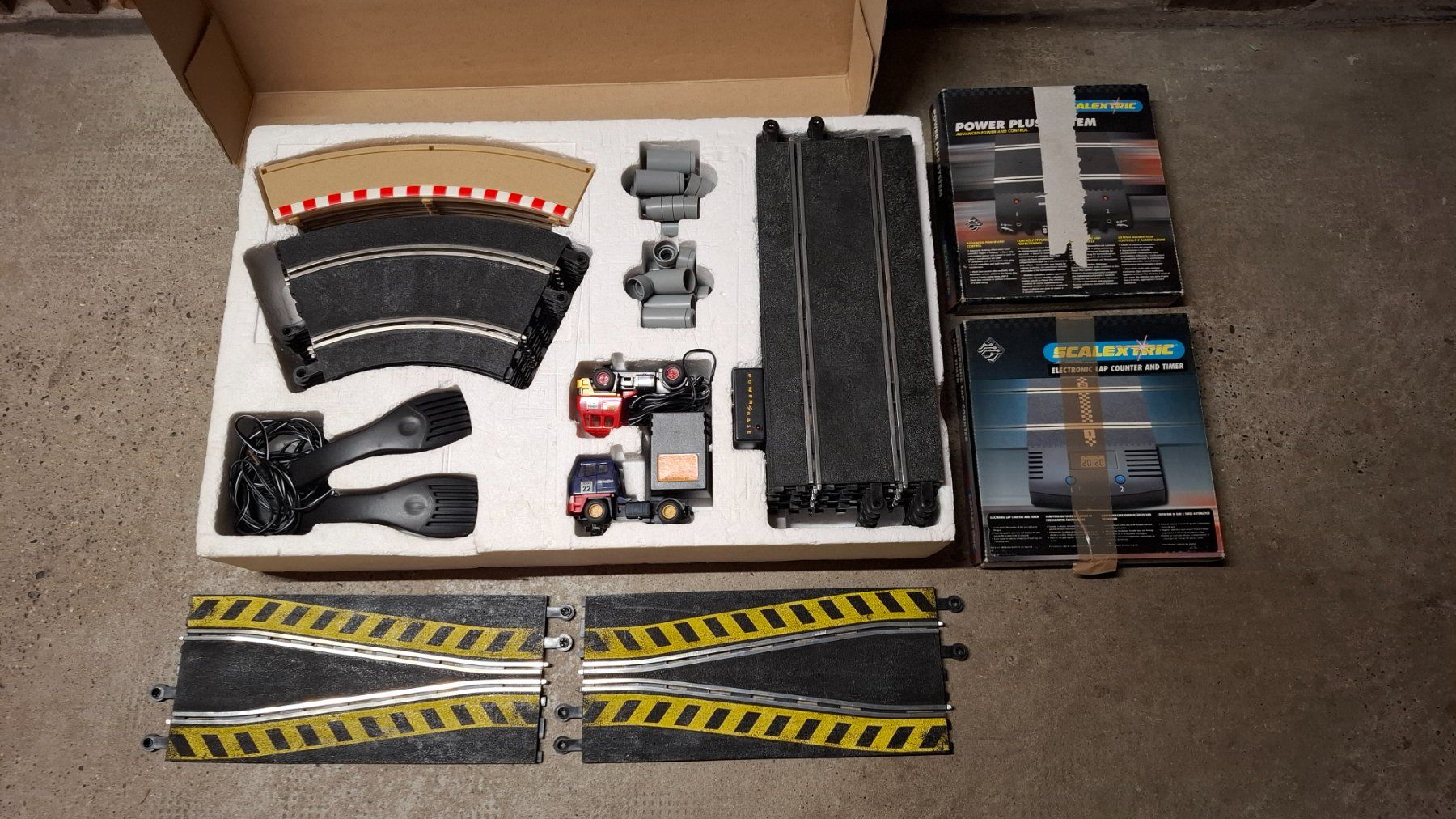Rennbahnen: Scalextric Monster Trucks Autorennbahn – Gebraucht aus Basel von raawree 1