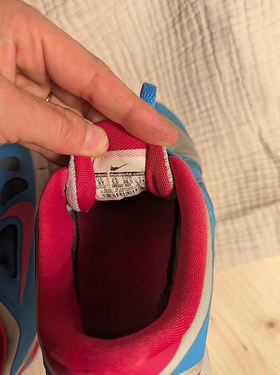 Chaussures femmes: Nike Schuhe Grösse 38.5 – D'occasion à Schwyz par Magdalena86 1
